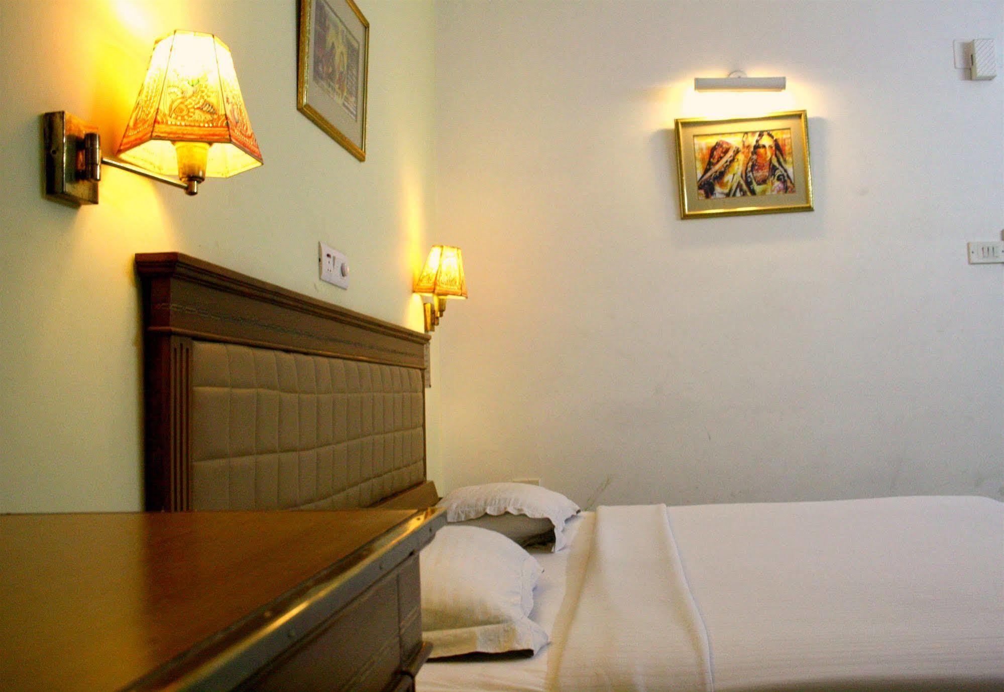 Hotel Pooja Palace New Delhi Eksteriør bilde